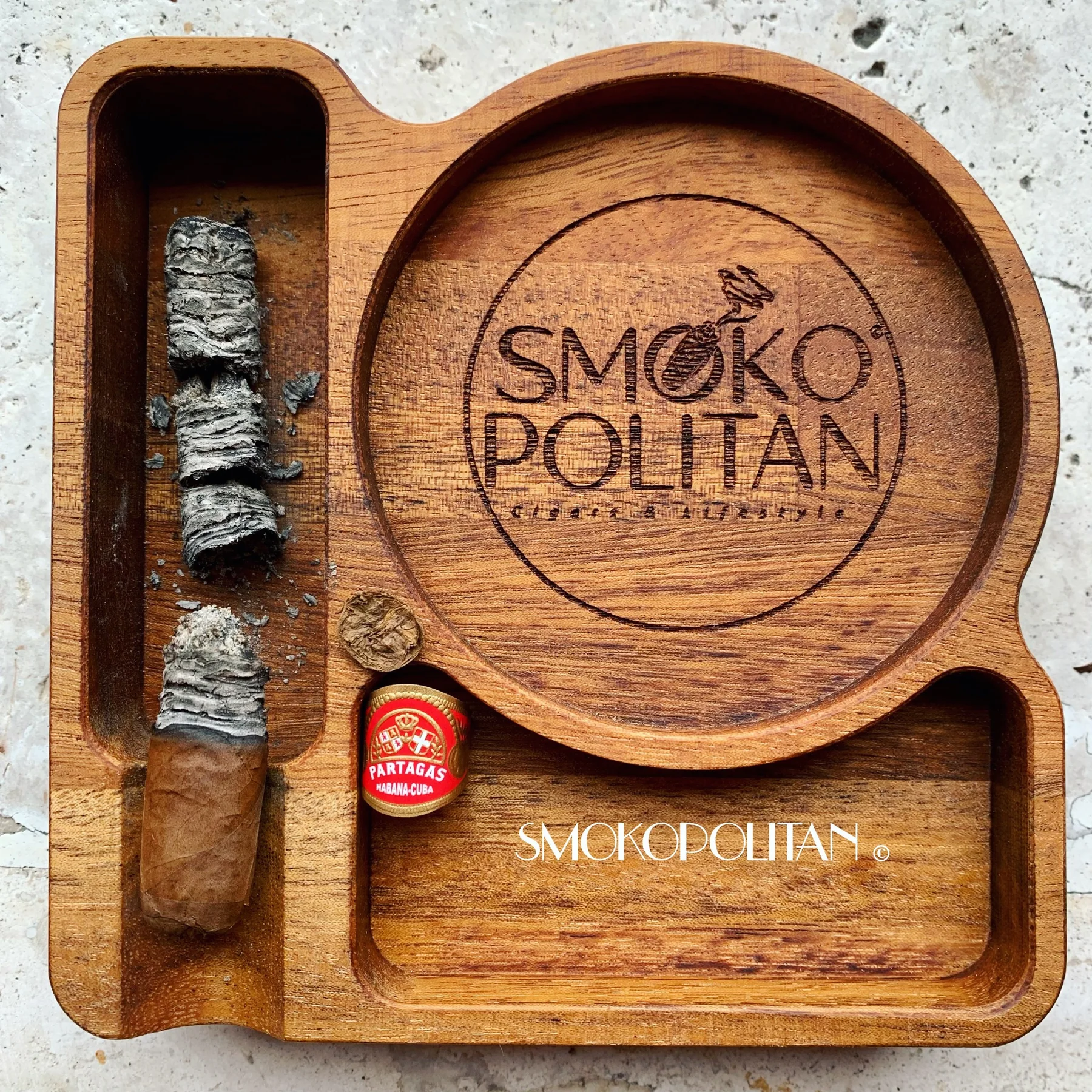 Il gesto finale della fumata su posacenere Smokopolitan